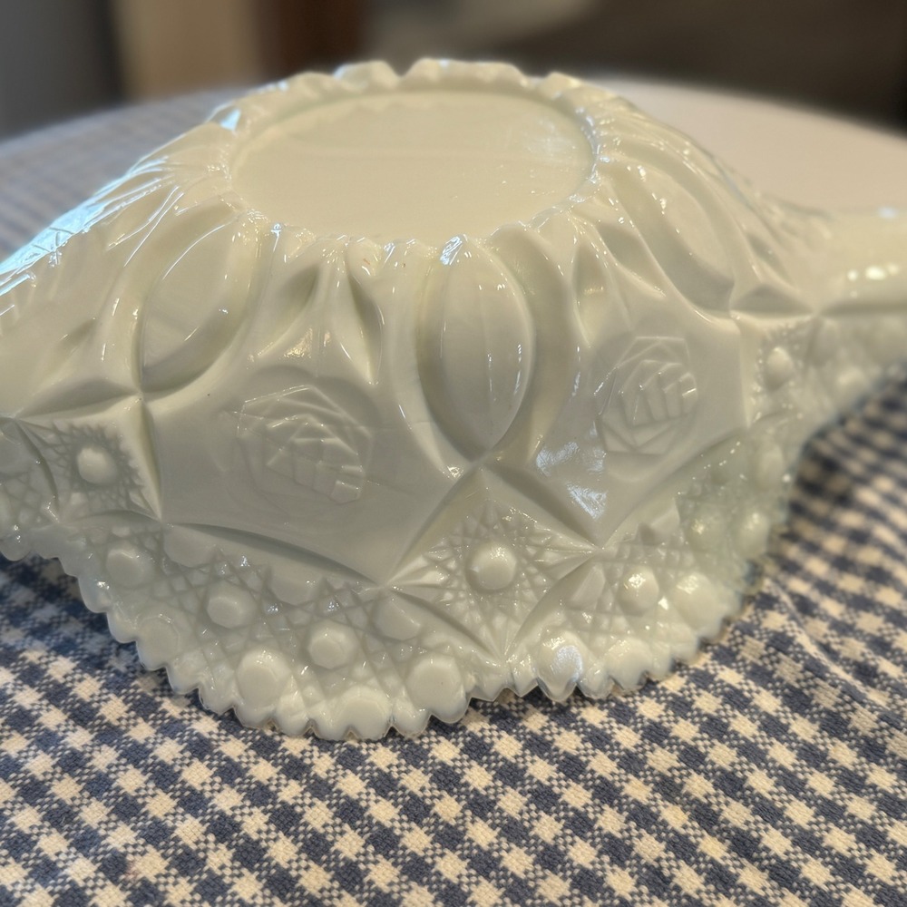 Vintage Westmoreland Milk Glass Hobnail Bowl with Ruffled Edge (Slight damage) - Picture 6 of 10